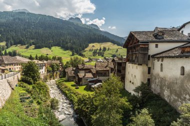 Spluegen, tipik bir İsviçre alp köyü tarihi binaları olan, Kanton of Grisons, İsviçre