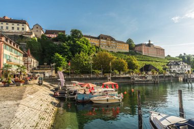 Meersburg, Baden-Wuerttemberg, Almanya - 5 Eylül 2024. Constance Gölü kıyısındaki Staatsweingut Meersburg (Eyalet Şaraphanesi) manzaralı liman