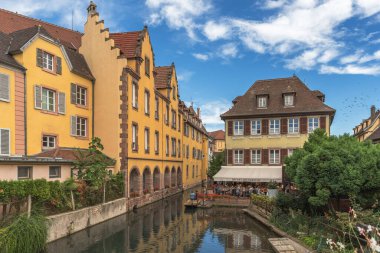 Colmar, Alsace, Grand Est, Fransa - 7 Eylül 2024. La Petite Venise (Küçük Venedik), La Lauch kanalında tarihi evler