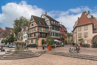 Colmar, Alsace, Grand Est, Fransa - 7 Eylül 2024. Altı Montagnes-Noires Meydanı 'ndaki La Petite Venise' deki (Küçük Venedik) tarihi evler