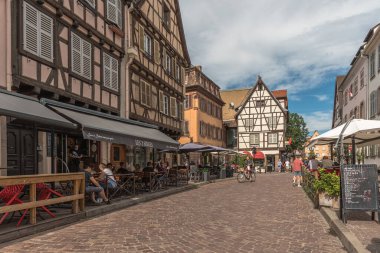 Colmar, Alsace, Fransa - 7 Eylül 2024. La Petite Venise 'deki Grand Rue' deki tarihi yarı keresteli evler (Küçük Venedik)