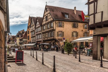 Colmar, Alsace, Grand Est, Fransa - 7 Eylül 2024. La Petite Venise 'deki Grand Rue' deki tarihi yarı keresteli evler (Küçük Venedik)