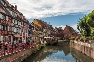 Colmar, Alsace, Grand Est, Fransa - 7 Eylül 2024. La Petite Venise 'de (Küçük Venedik), Quai de la Poisonnerie boyunca renkli yarı keresteli evler