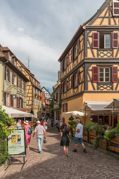 Colmar, Alsace, Grand Est, Fransa - 7 Eylül 2024. La Petite Venise 'de renkli yarı keresteli evler (Küçük Venedik))