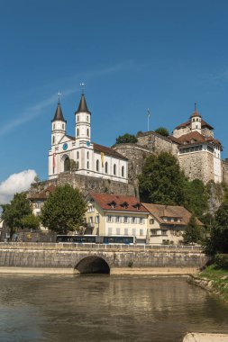 Aarburg kalesi, Aare nehri üzerindeki dik, kayalık bir yamaçta, Aarburg, Aargau Kantonu, İsviçre