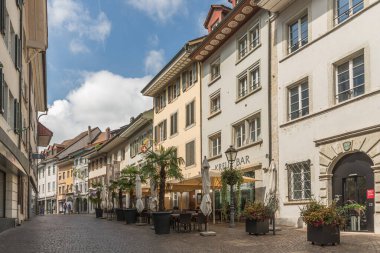 Olten, Solothurn Kantonu, İsviçre - 2 Eylül 2024. Eski Olten kasabasında konut binaları ve açık hava oturma yerleri olan yaya bölgesi.