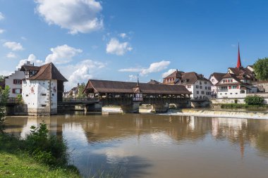 Tarihi ahşap köprüsü olan Reuss Nehri, Bremgarten, Aargau Kantonu, İsviçre