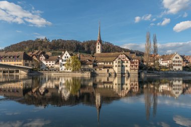 Ortaçağ 'daki Stein am Rhein kasabasına St. Georg Manastırı ve Hohenklingen Şatosu, Schaffhausen Kantonu, İsviçre