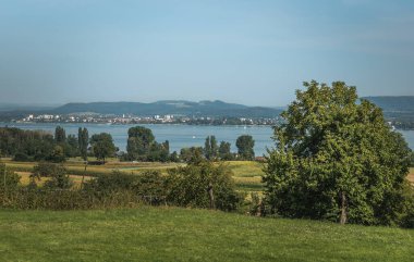 Constance Gölü manzaralı, uzakta Radolfzell kasabası, Baden-Wuerttemberg, Almanya