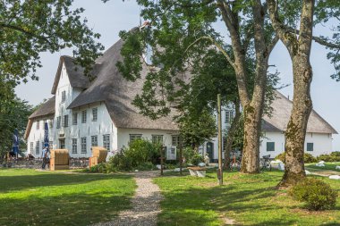 Witzwort, Holstein-Holstein, Almanya - 6 Eylül 2018. Roter Haubarg, Kuzey Frizya 'da Witzwort yakınlarında 17. yüzyıldan kalma eski bir çiftlik evi, şimdi bir müze ve restoran olan Eiderstedt yarımadasında.