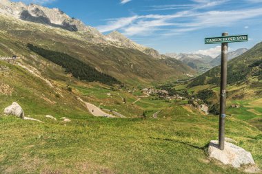 Realp, Uri Kantonu, İsviçre - 19 Ağustos 2023. Furka Geçidi 'nde James Bond Goldfinger Anıt Gözcüsü, Realp köyü manzaralı dağ manzarası 