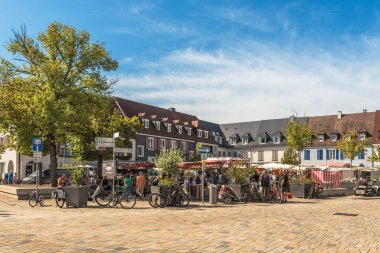 Breisach am Rhein, Breisgau, Baden-Wuerttemberg, Almanya - 7 Eylül 2024. Breisach am Rhein 'da pazar meydanı. Kasaba Yukarı Ren 'de, Alman-Fransız sınırının yanında, Freiburg im Breisgau yakınlarında yer almaktadır..
