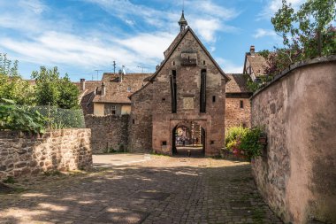 Riquewihr, Alsace, Fransa - 7 Eylül 2024. Üst kapı La Porte Haute ve Riquewihr 'deki kasaba duvarı.