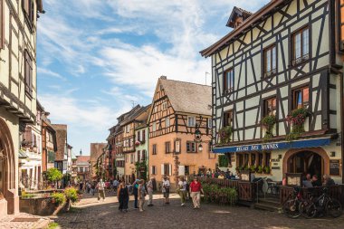 Riquewihr, Alsace, Fransa - 7 Eylül 2024. Cennet gibi eski Riquewihr kasabasının ana caddesi, turistler için popüler bir yer, güzel yarı keresteli evleri ile tanınıyor.