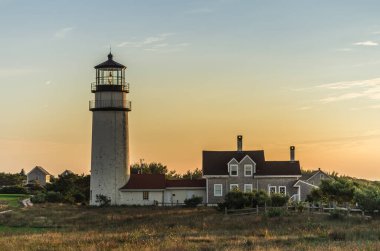 Highland Light (ayrıca Cape Cod Light olarak da bilinir), Massachusetts 'teki Cape Cod Ulusal Deniz Kıyısı' nda aktif bir deniz feneridir. Cape Cod, New England, ABD, Kuzey Amerika 'daki en eski ve en uzun deniz feneridir.