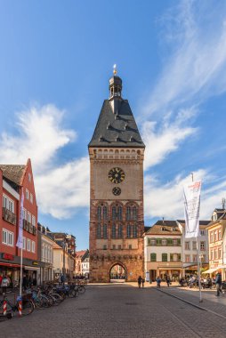 Speyer, Rhineland-Palatinate, Almanya - 3 Mart 2025. Altpoertel, Maximilianstrasse 'deki ortaçağ kasaba kapısı.