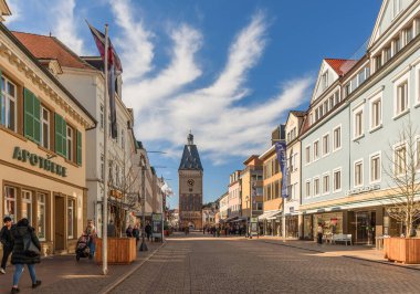 Speyer, Rhineland-Palatinate, Almanya - 3 Mart 2025. Ortaçağ Altpoertel kapısı ile Maximilianstrasse