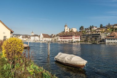Ren Nehri 'ni geçerek eski Schaffhausen kasabasına bakın. Munot Kalesi, Schaffhausen Kantonu, İsviçre