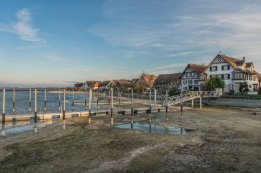 İsviçre kıyısındaki Constance Gölü kıyısında baharda alçak su seviyesi, Ermatingen, Thurgau Kantonu, İsviçre