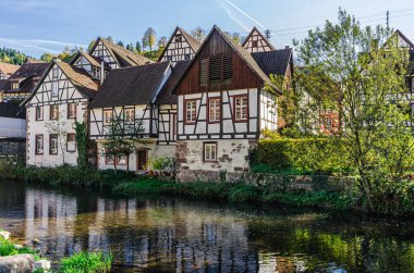 Kinzig Nehri, Schiltach, Baden-Wurttemberg, Almanya kıyıları boyunca yarım keresteli evler
