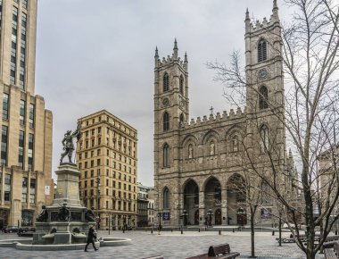 Montreal, Quebec, Kanada - 7 Nisan 2013. Notre-Dame Bazilikası, tarihi Montreal bölgesinde Place d 'Armes' de yer almaktadır.