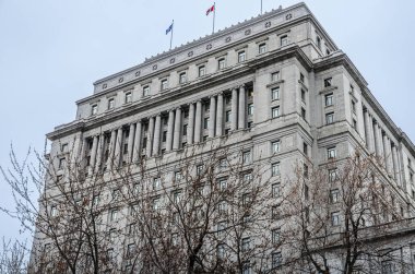 Montreal, Quebec, Kanada - 7 Nisan 2013. Sun Life Binası, Montreal 'deki Dorchester Meydanı' ndaki Metcalfe Caddesi 'nde 24 katlı tarihi bir ofis binası. Bina 1931 yılında tamamlandı..