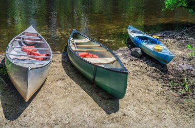 Eski Kuzey Köprüsü 'ndeki Concord Nehri kıyısında kano ve kano, Minute Man Ulusal Tarihi Parkı, Concord, Massachusetts, New England, ABD, Kuzey Amerika