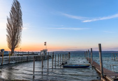 Fırtınalı havalarda Constance Gölü 'ndeki tekne limanı ve iskelesi, Berlingen, Thurgau Kantonu, İsviçre