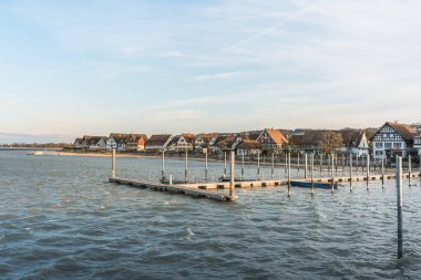 İsviçre 'nin Ermatingen kıyısındaki Constance Gölü' ndeki tekne limanı ve iskelesi, Thurgau Kantonu, İsviçre