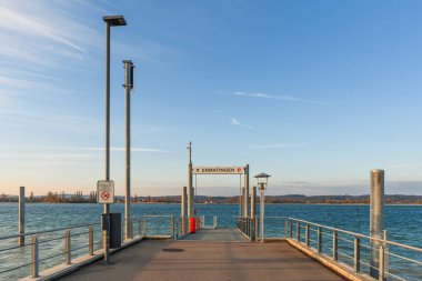 Ermatingen 'de Jetty, Reichenau Adası manzaralı, Constance Gölü, Thurgau Kantonu, Almanya 