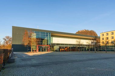 Singen am Hohentwiel, Baden-Wuerttemberg, Almanya - 30 Mart 2025. Arka planda Hegau volkanı olan Stadthalle Hohentwiel.