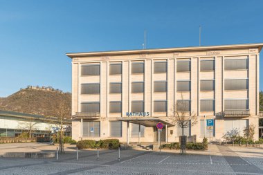 Singen am Hohentwiel, Baden-Wuerttemberg, Almanya - 30 Mart 2025. Arka planda Hegau volkanı Hohentwiel olan belediye binası