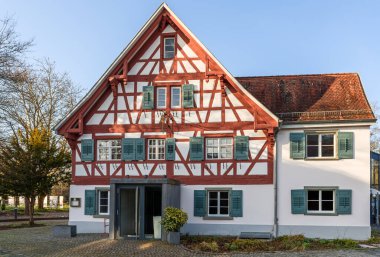 Singen am Hohentwiel, Baden-Wuerttemberg, Almanya - 30 Mart 2025. Şehrin en eski hanı olan tarihi yarı ahşap ev 