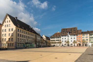 Schaffhausen, Schaffhausen Kantonu, İsviçre - 30 Mart 2025. Herrenacker, eski Schaffhausen kasabasının merkezindeki en büyük meydan.