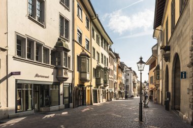 Schaffhausen, Schaffhausen Kantonu, İsviçre - 30 Mart 2025. Vordergasse 'de körfez penceresi olan tarihi binalar, eski Schaffhausen kasabasında bir yaya bölgesi.