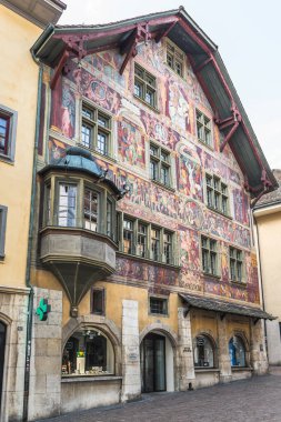 Schaffhausen, Schaffhausen Kantonu, İsviçre - 30 Mart 2025. Haus zum Ritter, 1492 'de yapılmış freskleri olan tarihi bir konak.
