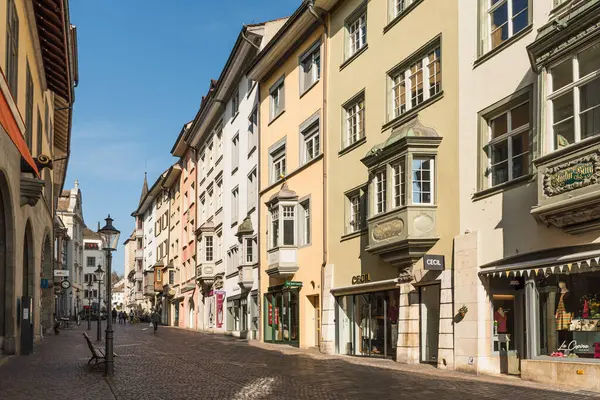 Schaffhausen, Schaffhausen Kantonu, İsviçre - 30 Mart 2025. Vordergasse, Schaffhausen 'in merkezinde bir yaya bölgesi ve alışveriş caddesi.