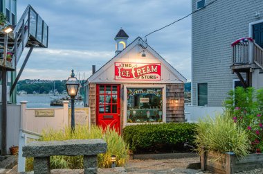 Rockport, Massachusetts, New England, ABD - 14 Ağustos 2013. Rockport 'taki Bearskin Neck' te dondurma dükkanı. Cape Ann 'de küçük bir sahil köyü.