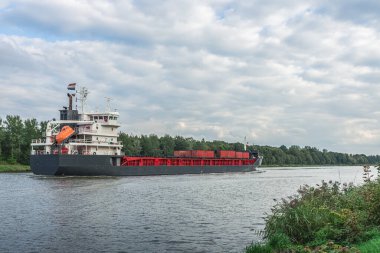 Kiel Kanalı 'nda kargo gemisi, Hochdonn, Schleswig-Holstein, Almanya
