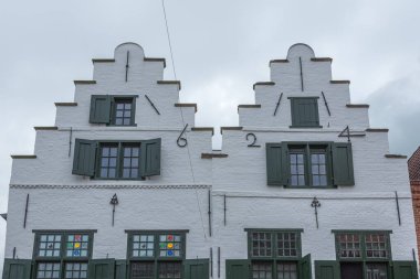 Almanya 'nın kuzeyinde Schleswig-Holstein eyâletinde, Friedrichstadt, Friedrichstadt' ta 1624 yılında inşa edilen çift kanatlı evin yakın çekimi