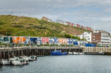 Heligoland, Schleswig-Holstein, Almanya - 20 Eylül 2018. Hummerbuden ya da ıstakoz kulübeleri, Heligoland adasının limanında renkli evler
