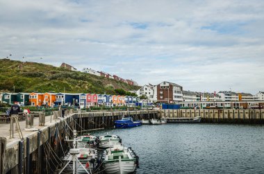 Heligoland, Schleswig-Holstein, Almanya - 20 Eylül 2018. Hummerbuden ya da ıstakoz kulübeleri, Heligoland adasının limanında renkli evler