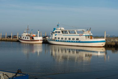 Schluttsiel, Kuzey Frizya, Schleswig-Holstein, Almanya - 4 Eylül 2018. Keşif tekneleri Schluettsiel limanındaki iskeleye yanaştı.