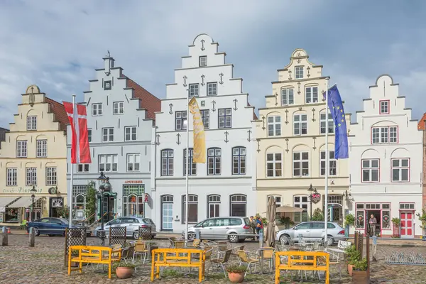 Friedrichstadt, Schleswig-Holstein, Almanya - 14 Eylül 2018. Gengelli evleri olan pazar meydanı