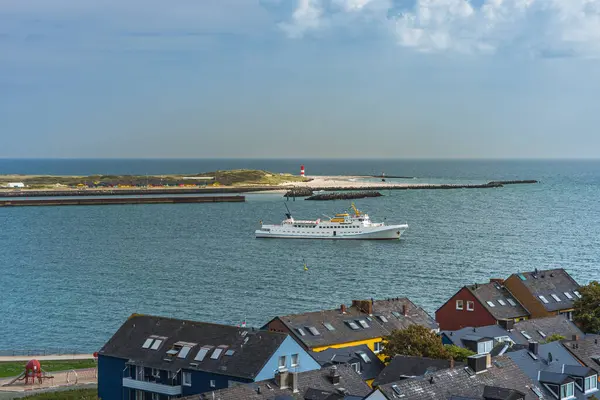 Ana Heligoland adasından deniz feneri, Kuzey Denizi, Almanya 'nın kuzeyinde Schleswig-Holstein eyâletinde, yakınındaki kum tepesi adasına yüksek açılı görüntü