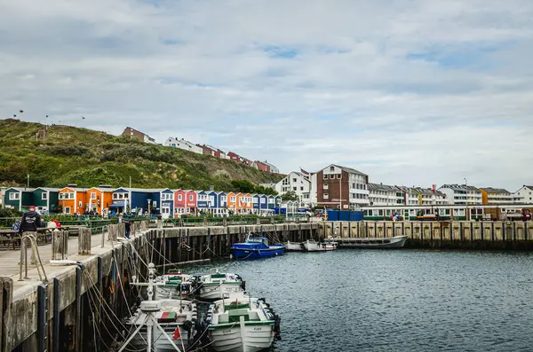 Heligoland, Schleswig-Holstein, Almanya - 20 Eylül 2018. Hummerbuden ya da ıstakoz kulübeleri, Heligoland adasının limanında renkli evler