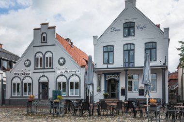 Meldorf, Schleswig-Holstein, Almanya - 8 Eylül 2018. Meldorf pazarındaki binalar