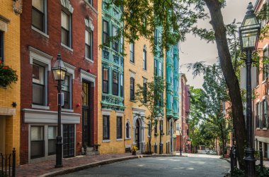 Beacon Hill 'de tarihi tuğlalı evler ve gaz lambalarıyla dolu bir sokak, tipik Boston, Massachusetts, ABD