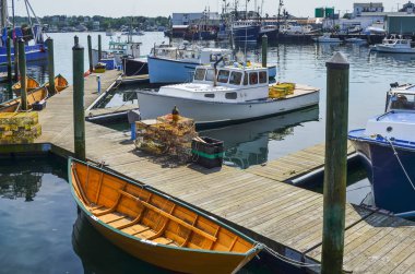 New England 'da ahşap rıhtımlar boyunca rıhtımda bulunan balıkçı limanı ve ön planda ıstakoz kapanları, Gloucester, Cape Ann, Massachusetts, ABD