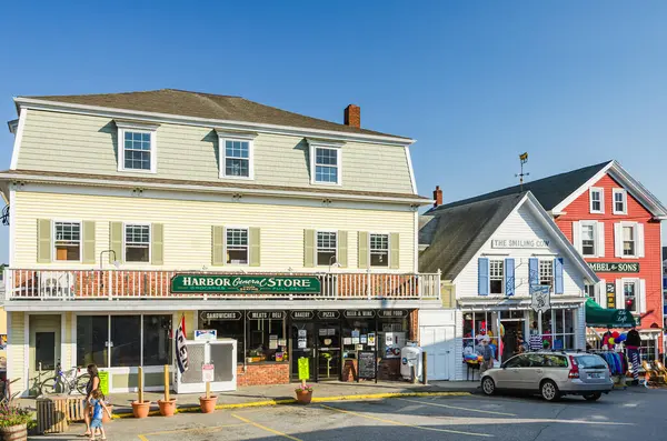Boothbay Limanı, Maine, New England, ABD - 20 Ağustos 2013. Boothbay Harbor, Maine 'de açık mavi gökyüzüne karşı kurulmuş birkaç dükkanın yer aldığı hareketli bir sokak sahnesi.